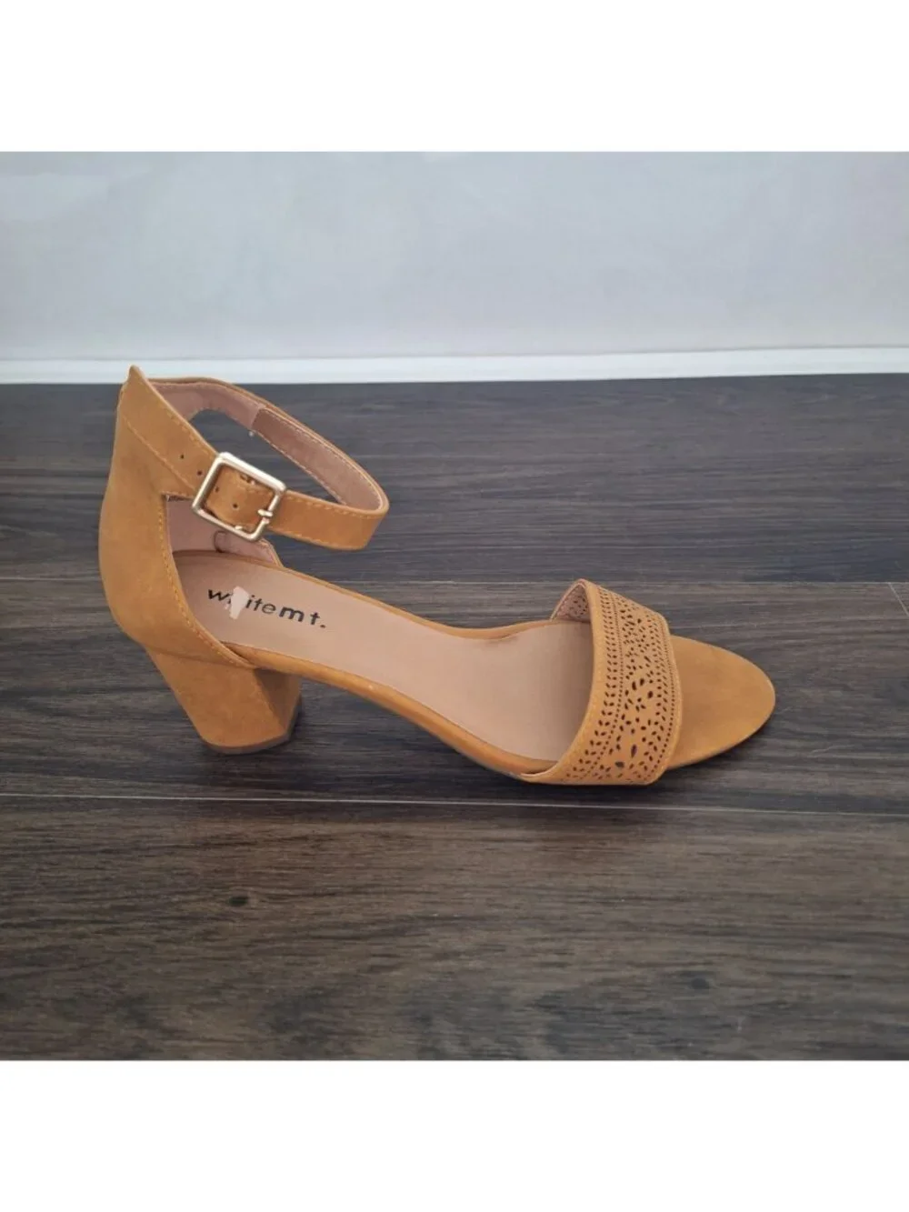 NWOT White Mountain Mustard Faux Leather Strap Sandals Size 10 Preppy Comfy Chic